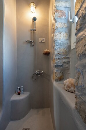 Hair dryer, towels, soap, shampoo - Villa Votsalo Isterni Paros (150 meters from sea) (37Q5+6F Isterni,)