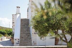 Property grounds - Villa Votsalo Isterni Paros (150 meters from sea) (37Q5+6F Isterni,)