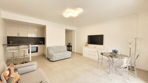 Ein modernes Apartment mit Küche, Essbereich und Wohnzimmer.