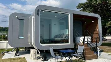 Habitación con 2 camas individuales, para no fumadores, vista al océano (N02) | Escritorio, wifi gratis y ropa de cama
