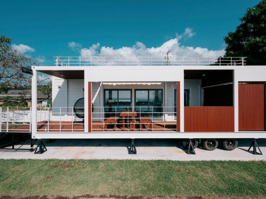 Quarto quádruplo, sacada, vista para o oceano (S01)