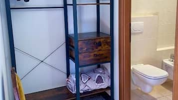 Dobbeltrom – classic, balkong, utsikt mot høyde | Bad