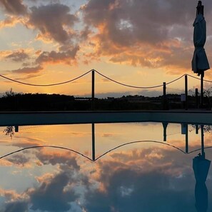 Una piscina al aire libre de temporada