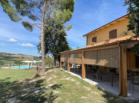Ristorazione all'aperto. Agriturismo con cucina Il Favaio