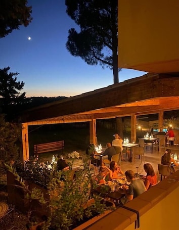 Outdoor dining. Agriturismo con cucina Il Favaio