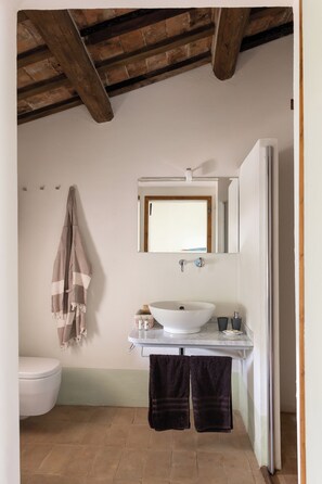 Shower, eco-friendly toiletries, hair dryer, bidet - Villa and Pool, your cozy home in the green heart of Umbria (GUBBIO)