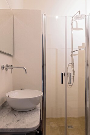 Shower, eco-friendly toiletries, hair dryer, bidet - Villa and Pool, your cozy home in the green heart of Umbria (GUBBIO)