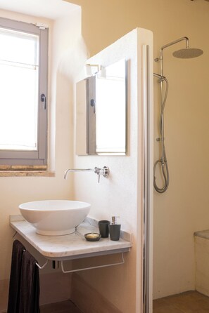 Shower, eco-friendly toiletries, hair dryer, bidet - Villa and Pool, your cozy home in the green heart of Umbria (GUBBIO)