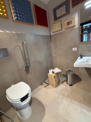 Shower, eco-friendly toiletries, hair dryer, bidet - Villa and Pool, your cozy home in the green heart of Umbria (GUBBIO)
