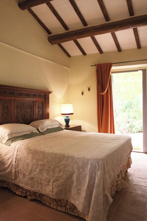 4 bedrooms, in-room safe, desk, iron/ironing board - Villa and Pool, your cozy home in the green heart of Umbria (GUBBIO)