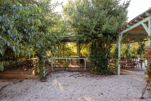 Outdoor dining - Villa and Pool, your cozy home in the green heart of Umbria (GUBBIO)
