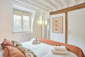 1 bedroom, desk, iron/ironing board, Internet - Superb apartment Louvre Museum Saint Honoré (Paris)