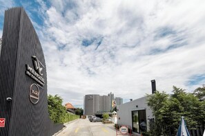 Exterior - We Hotel Riverfront Bangkok (Bangkok)