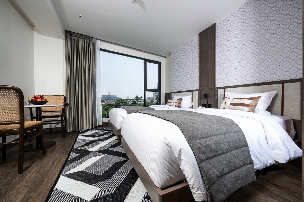 WE Superior Riverview Room with Twin Size Bed