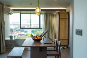 Dining - We Hotel Riverfront Bangkok (Bangkok)