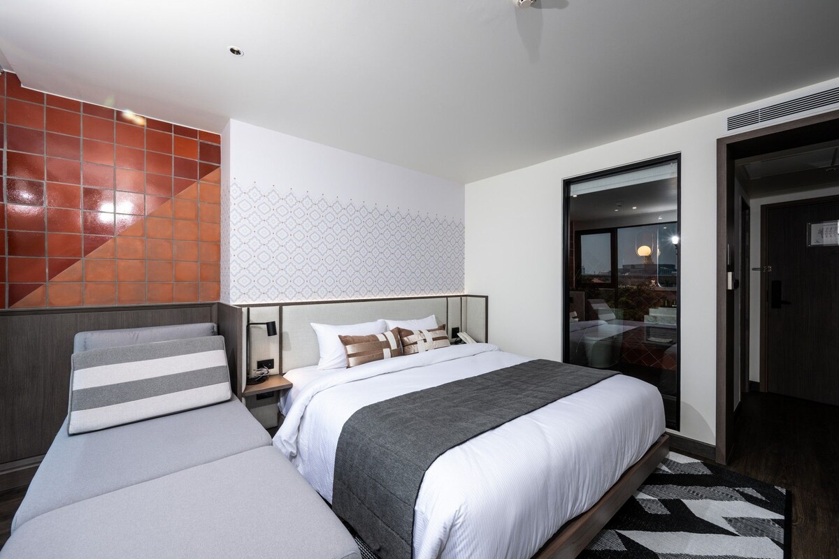 WE Deluxe Room with King Size Bed