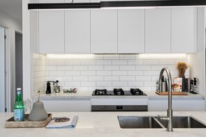 Private kitchen - A Family Sanctuary 10 mins from Melbourne Airport (Greenvale)