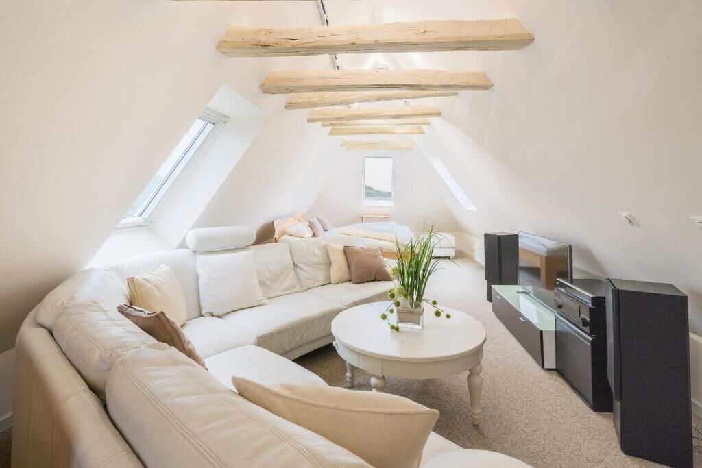 Quarto triplo conforto, para não fumantes, vista para o rio | Área de estar | Smart TV 40 polegadas com canais de TV premium