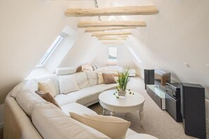Habitación triple Confort, para no fumadores, vista al río | Área de sala de estar