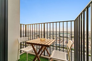 Outdoor dining - FIRST CLASS | 2BR | Elite Golf & Greenery Views (Dubai Hills)