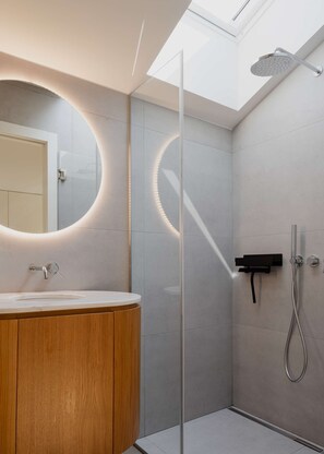 Shower, hair dryer, towels - VOLTA DO PATIO - A private retreat in the vibrant neighbourhood of Bonfim (Porto)