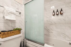 Hair dryer, bidet, towels, soap - Prime Location! 5 Min Walk to PATH. NYC MetLife (Jersey City)