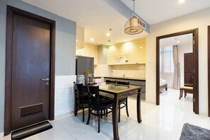 Eine moderne Küche mit Essbereich, Kühlschrank und Spüle.