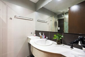 Deluxe Apartment, 1 Bedroom, Balcony, City View | Bathroom - The ONE Signature Residence (One)