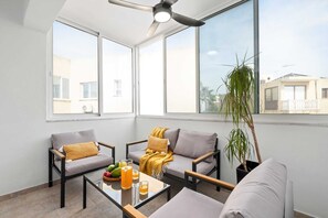 Smart TV - Onyx Residence by Nomads (Pegeia)