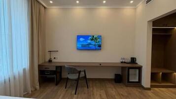 Deluxe Double Room, Mountain View | Peti besi dalam bilik, meja, ruang kerja komputer riba, kalis bunyi