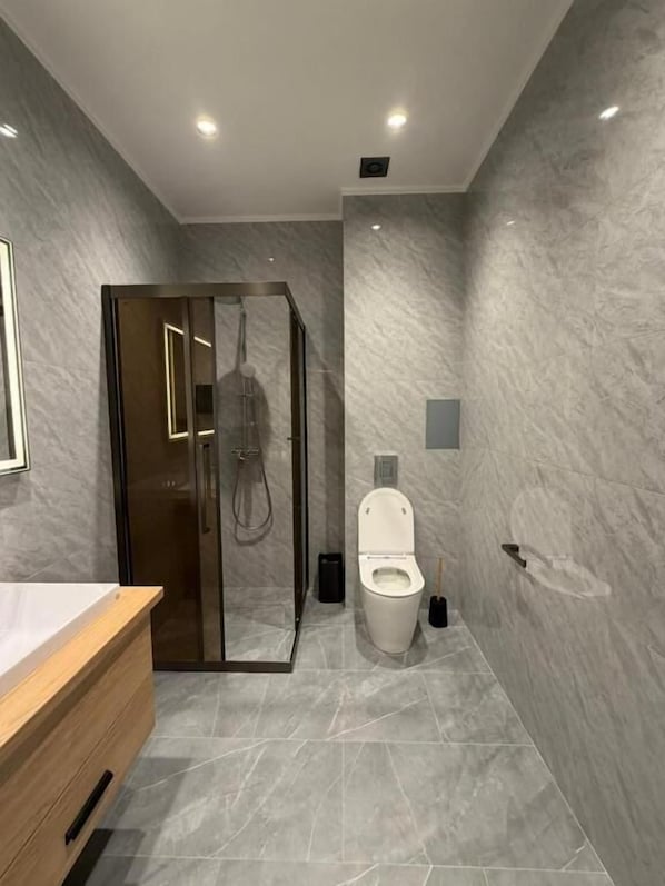 Deluxe Double Room, Mountain View | Bathroom | Shower, hair dryer, slippers, towels