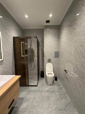 Deluxe Double Room, Mountain View | Bathroom - Auris Hotel&Restobar (Almaty)