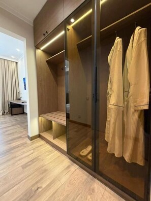 Chambre Deluxe avec lits jumeaux, vue sur la ville | Intérieur