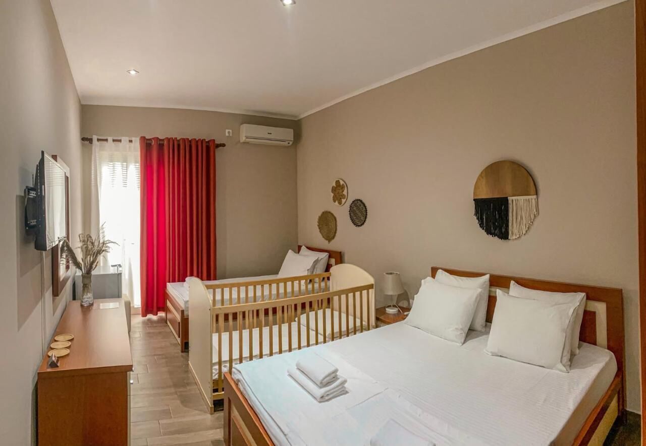 Wonderful 3-bedroom Hotel With Ac In Charming Himarë - Himarë