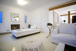 Tabla de planchar con plancha, cuna de viaje, wifi gratis y ropa de cama
