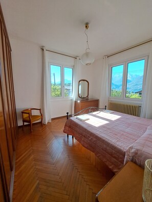 Room - Apartment with private garden, 200 m from the lake, ideal for families (Colico)