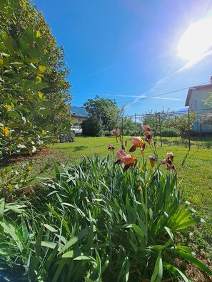 Property grounds - Apartment with private garden, 200 m from the lake, ideal for families (Colico)