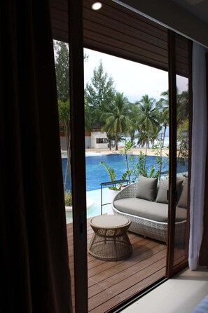 Chambre Premium, 1 très grand lit, vue piscine | Intérieur