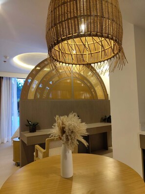 Chambre Premium, 1 très grand lit, vue piscine | Intérieur