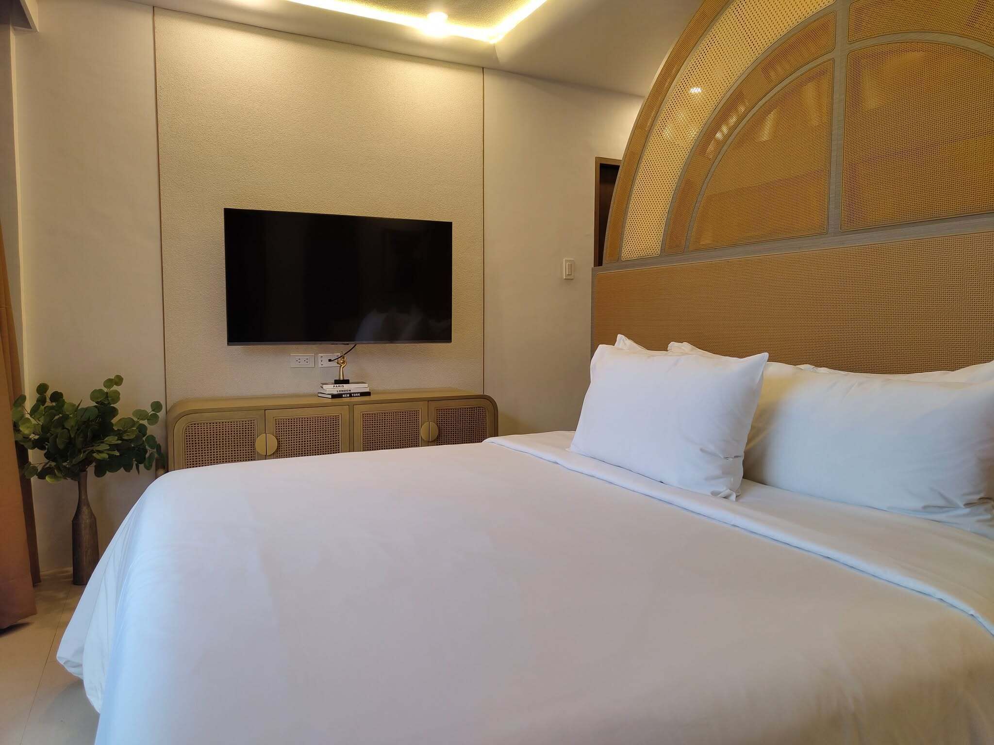 尊荣客房, 1 张特大床, 泳池景观