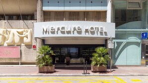 The Mercure Hotel facade with a modern design, large windows, and potted plants at the entrance. - Mercure Nice Centre Notre Dame Hotel (Nice)