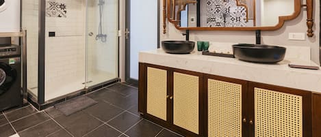 Dusche, Haartrockner, Bidet, Handtücher