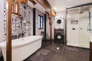 Shower, hair dryer, bidet, towels - Lily Hidden Homestay – Boutique Stay in the Heart of Hanoi Old Quarter (Hà Nội)