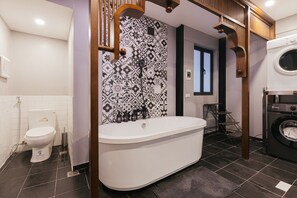 Shower, hair dryer, bidet, towels - Lily Hidden Homestay – Boutique Stay in the Heart of Hanoi Old Quarter (Hà Nội)