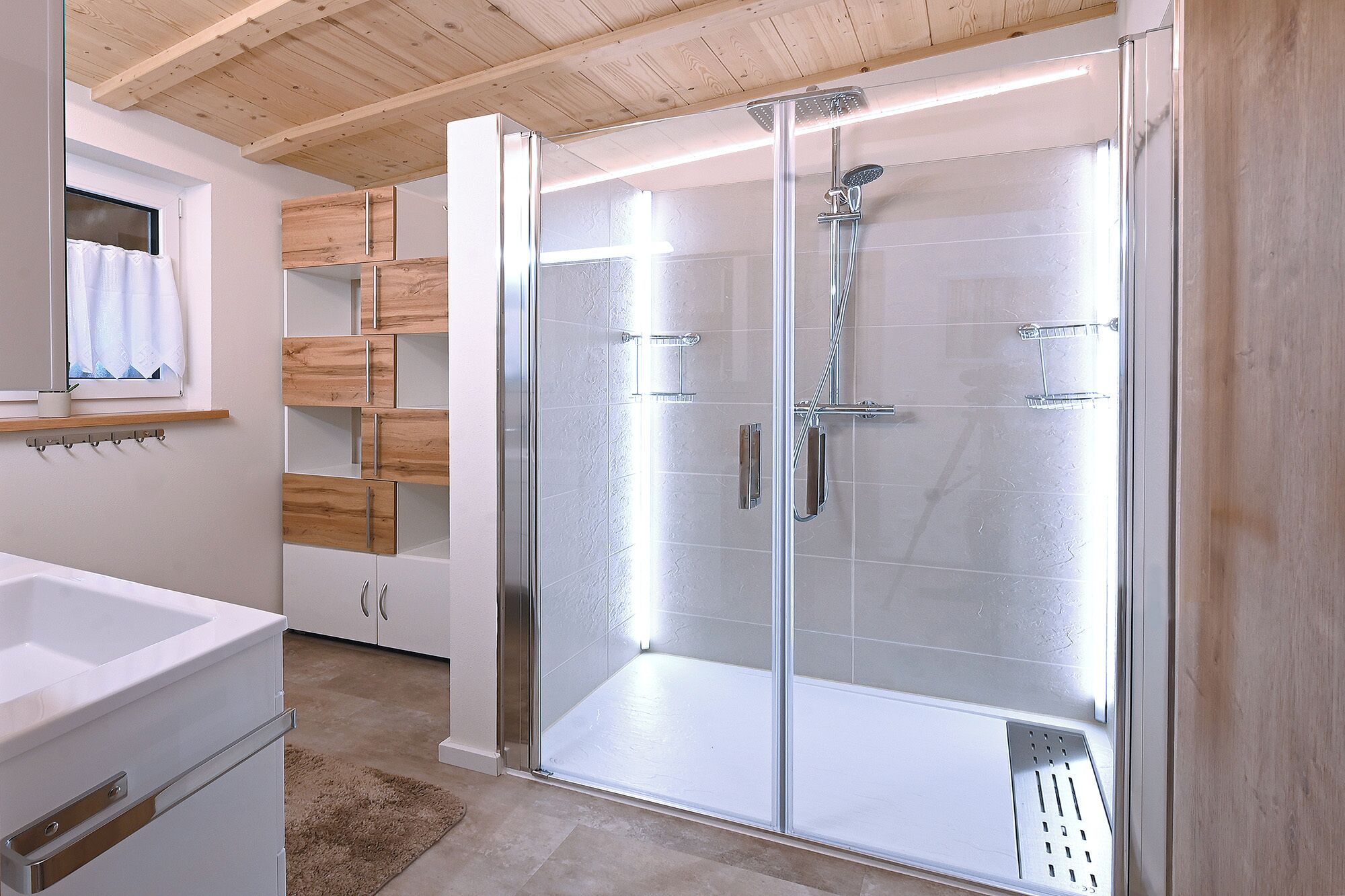 シャワー、ヘアドライヤー、タオル、トイレットペーパー