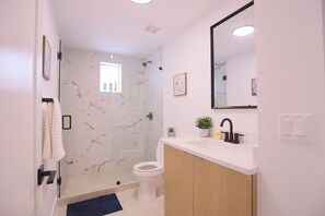 Haartrockner, Handtücher, Seife, Toilettenpapier