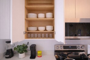 Mikrovågsugn, ugn, spishäll och diskmaskin