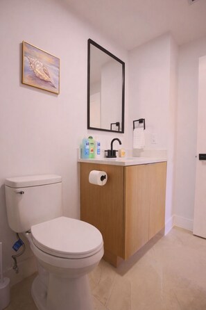 Haartrockner, Handtücher, Seife, Toilettenpapier