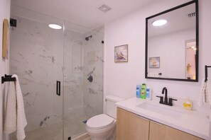 Haartrockner, Handtücher, Seife, Toilettenpapier