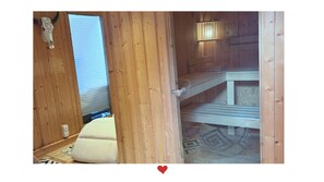 A wooden interior with a bed, a window, and a small table. - Charming country hotel, 13 rooms, sauna, whirlpool, pet-friendly & central (Flintsbach am Inn)